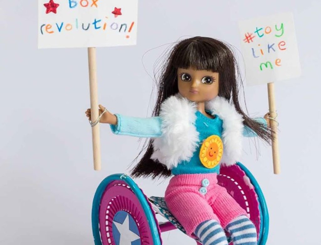 Bonecas produzidas pela Toy Like Me não apenas reproduzem a pessoa com deficiência, mas são bonitas, coloridas e se vestem de forma fashion