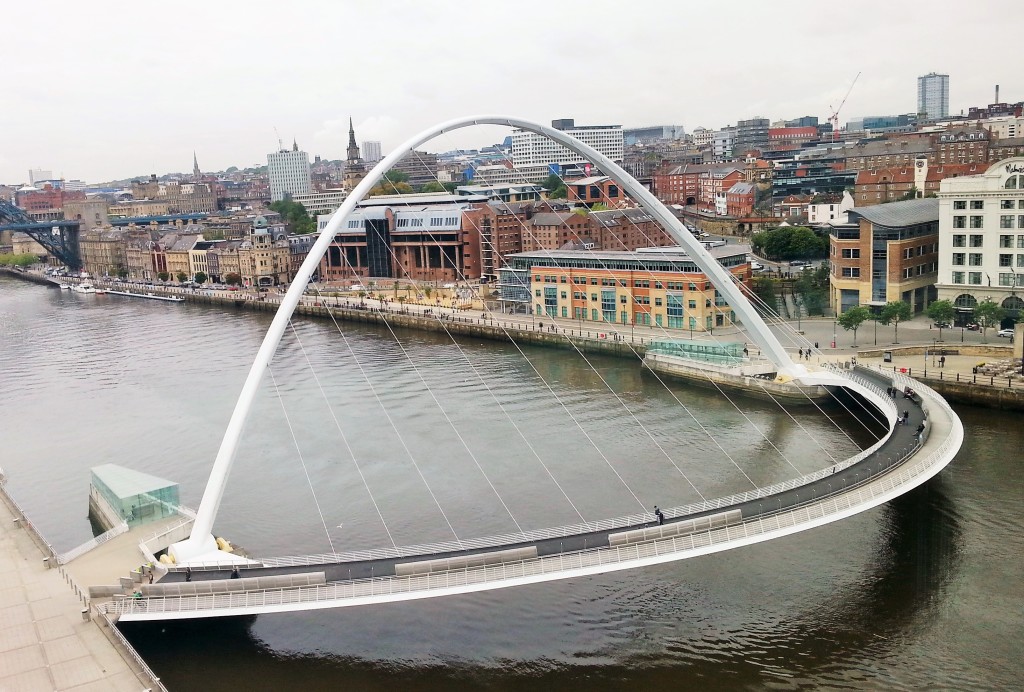 A Millenium Bridge é um dos cartões postais de Newcastle upon Tyne. Fica sobre o Rio Tyne e gira para os barcos passarem. Mostrarei tudo no próximo post!