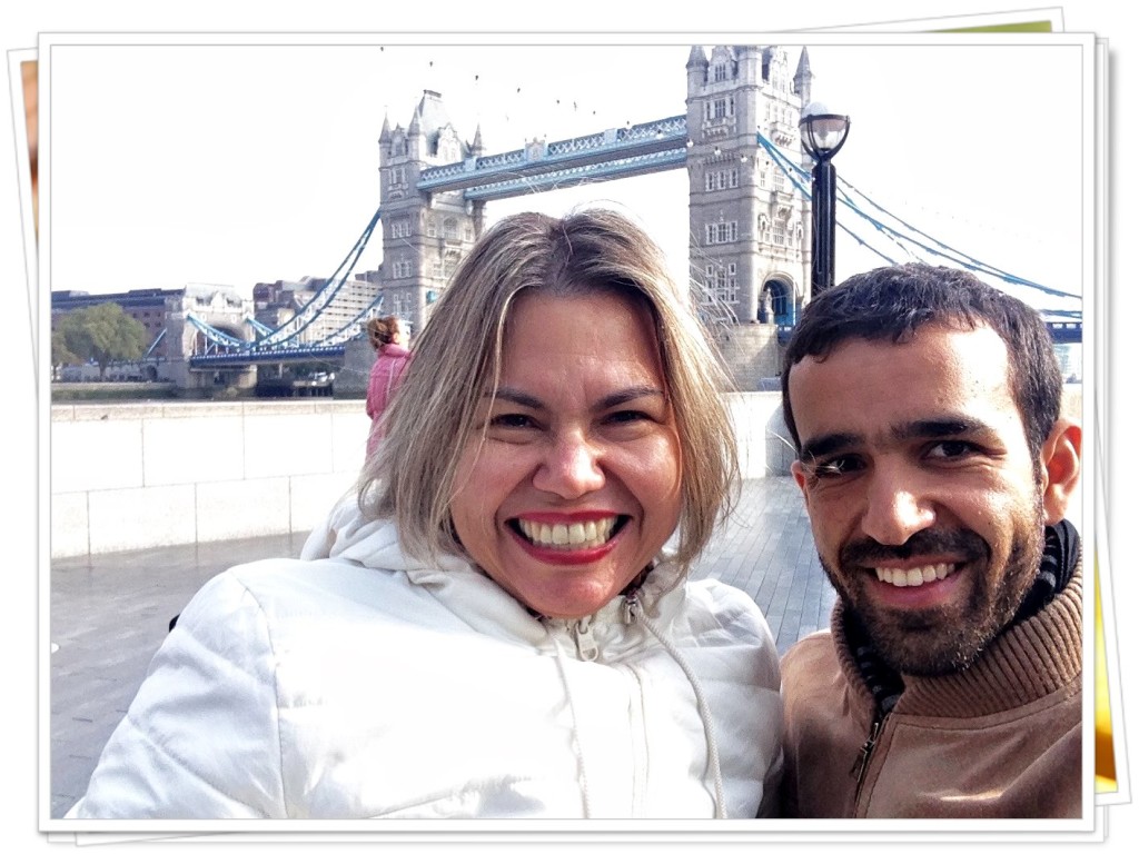 Estou com o Guile, que me fez companhia em Londres durante três dos quatro dias que passei por lá. Ao fundo, a Tower Bridge.