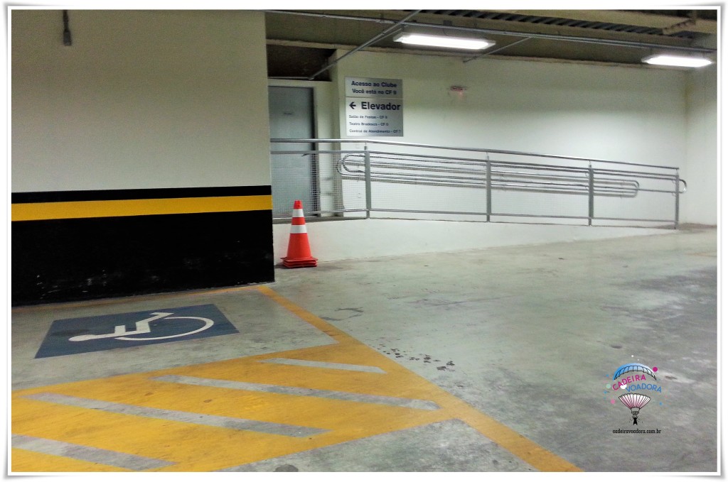 No estacionamento, há vagas reservadas para pessoas com deficiência, com faixa zebrada na lateral, para permitir embarque/desembarque.