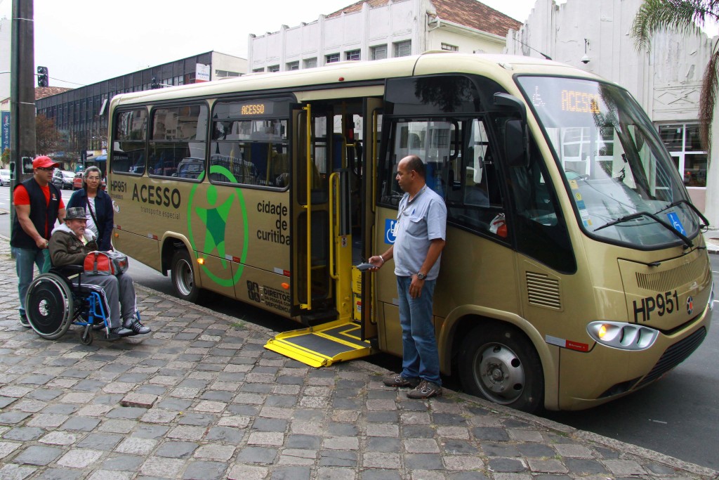 O serviço Acesso, de Curitiba, atende pessoas com deficiência que possuem condições restritas de mobilidade, autonomia ou comportamento. (Foto: Valdecir Galor/SMCS)
