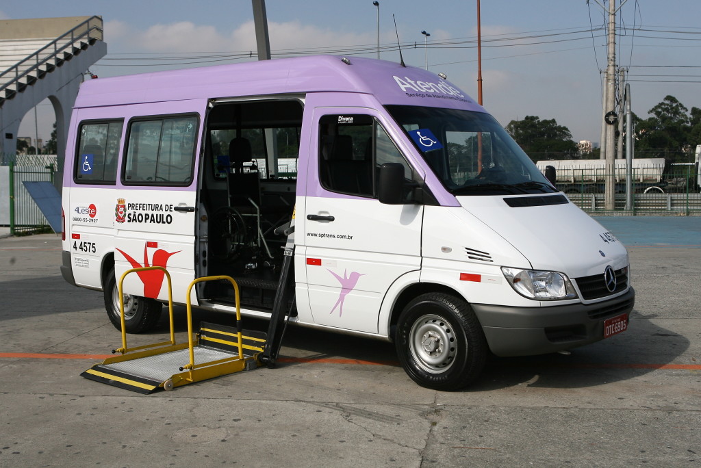 Vans do serviço Atende fazem transporte gratuito de pessoas com deficiência em São Paulo (Imagem retirada do site da Prefeitura de SP)