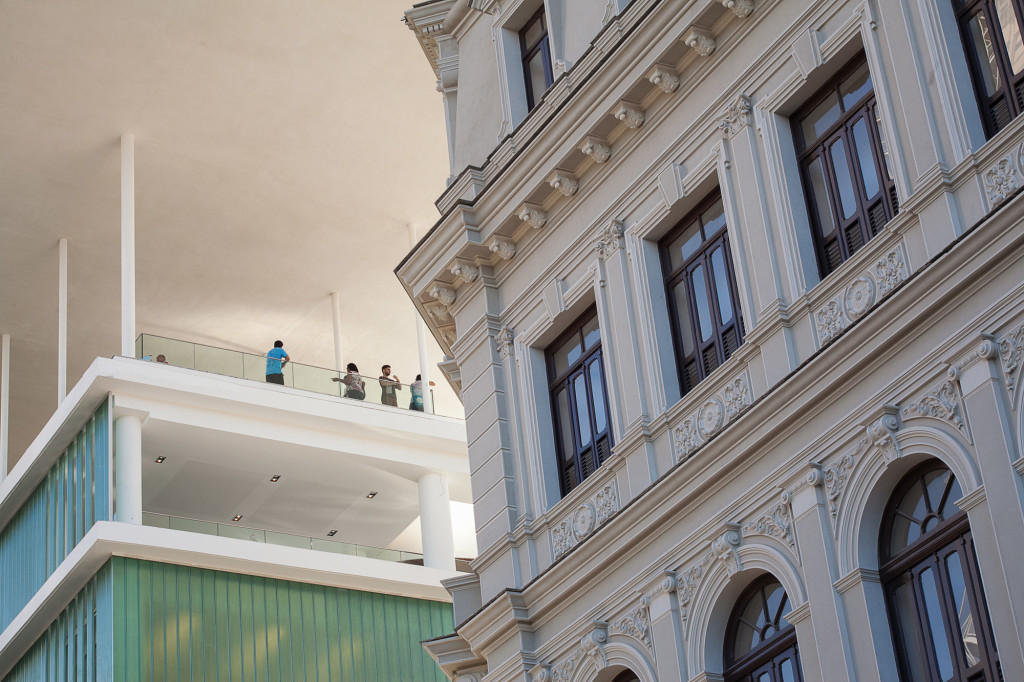 A belíssima foto mostra um pouco de cada um dos dois belos prédios (imagem retirado do site da Fundação Roberto Marinho)