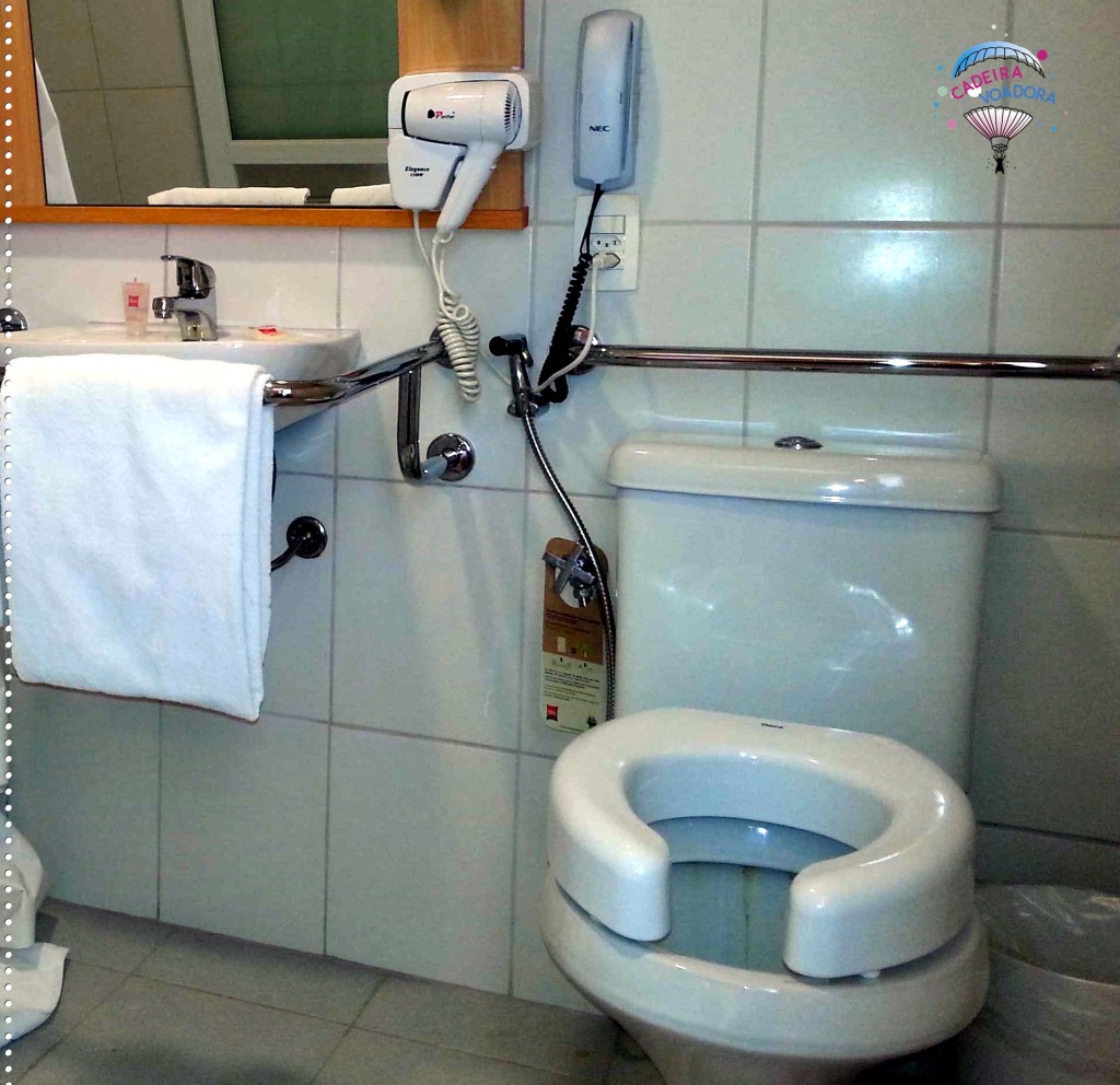 No Ibis Savassi, em BH, assento sanitário oferece risco de queda. Por favor, empresário, fuja desse tipo de assento. (Foto do meu acervo pessoal)