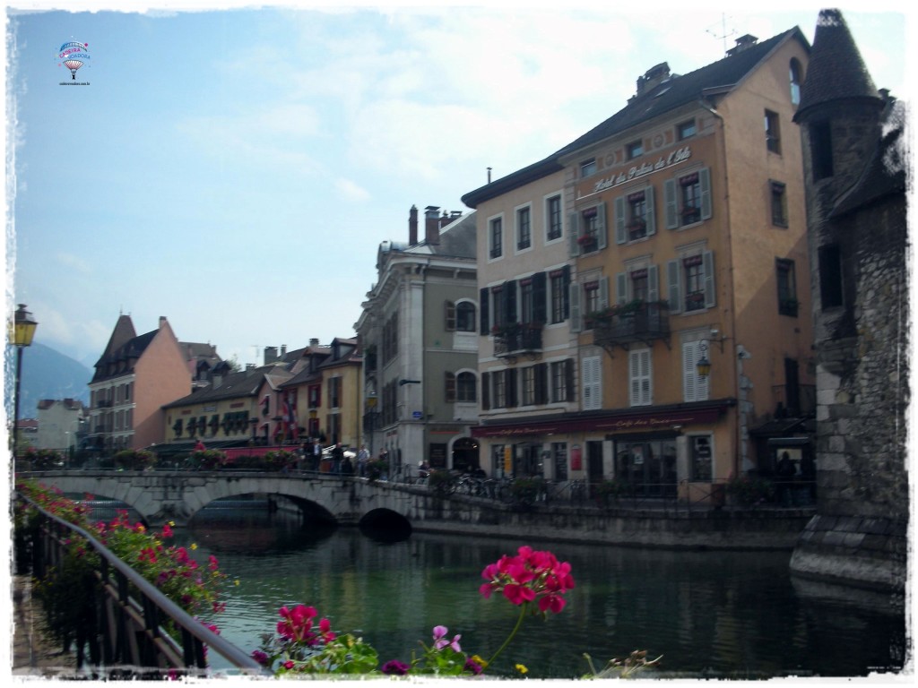 O charme das construções antigas, os canais bem-cuidados, com floreiras, um belo lago: tudo isso faz de Annecy um destino muito agradável!