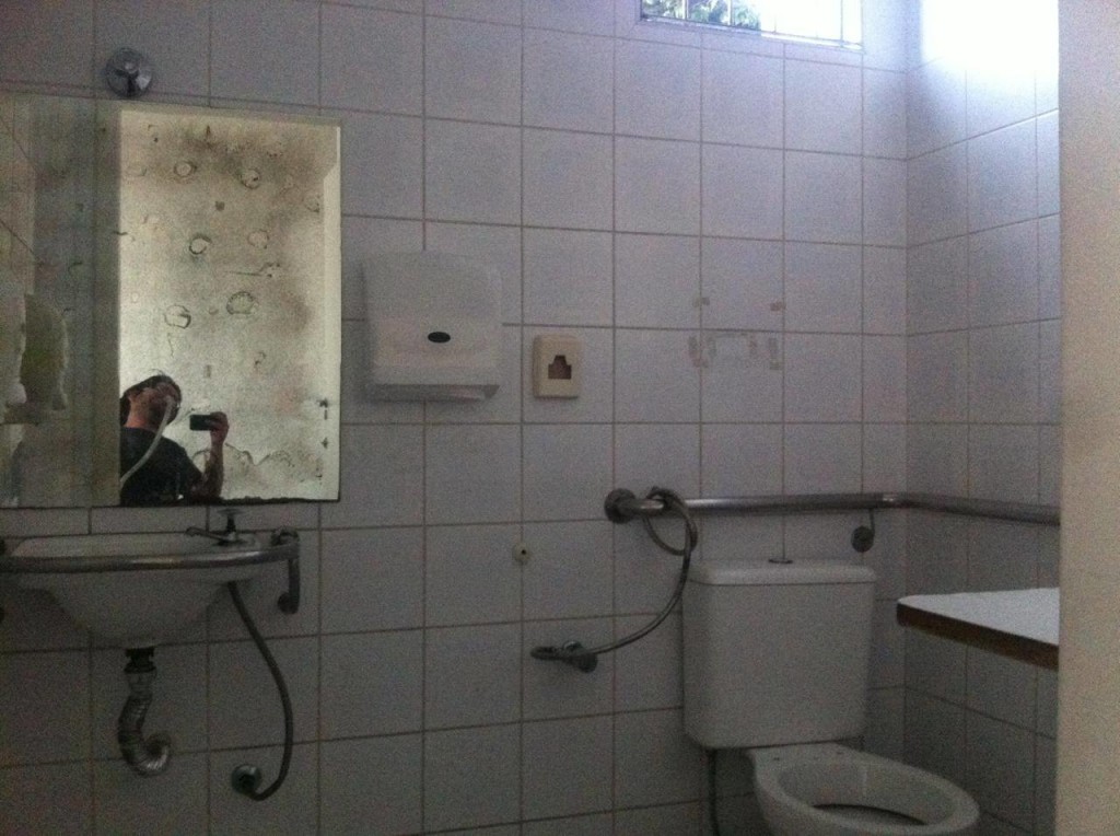 Ah, que pena, o banheiro acessível do Juscelino está num estado deplorável