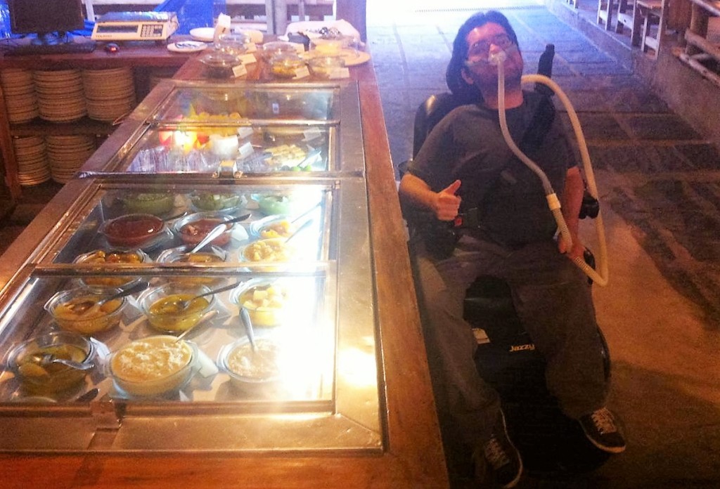 Na foto, Pedrão toma conta dos doces no restaurante Xapuri. Pura maldade esta foto, né?