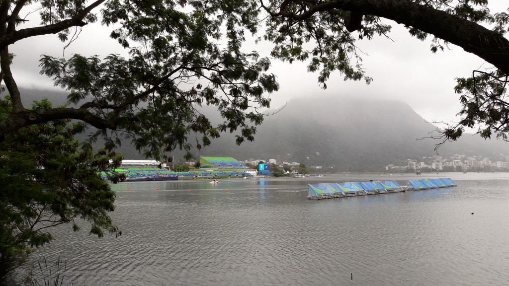 Estádio da Lagoa Rodrigo de Freitas. Mesmo nublado, a paisagem é linda.