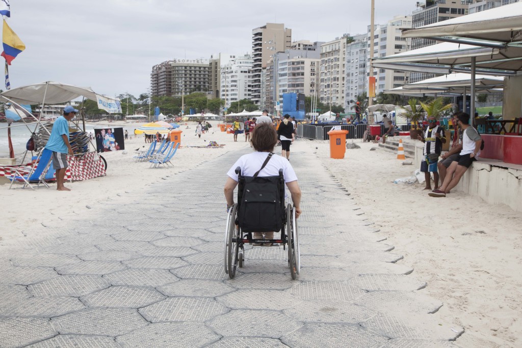 Eu passeio sobre a passarela emborrachada sobre a areia de Copacabana. (Foto: Marta Alencar)