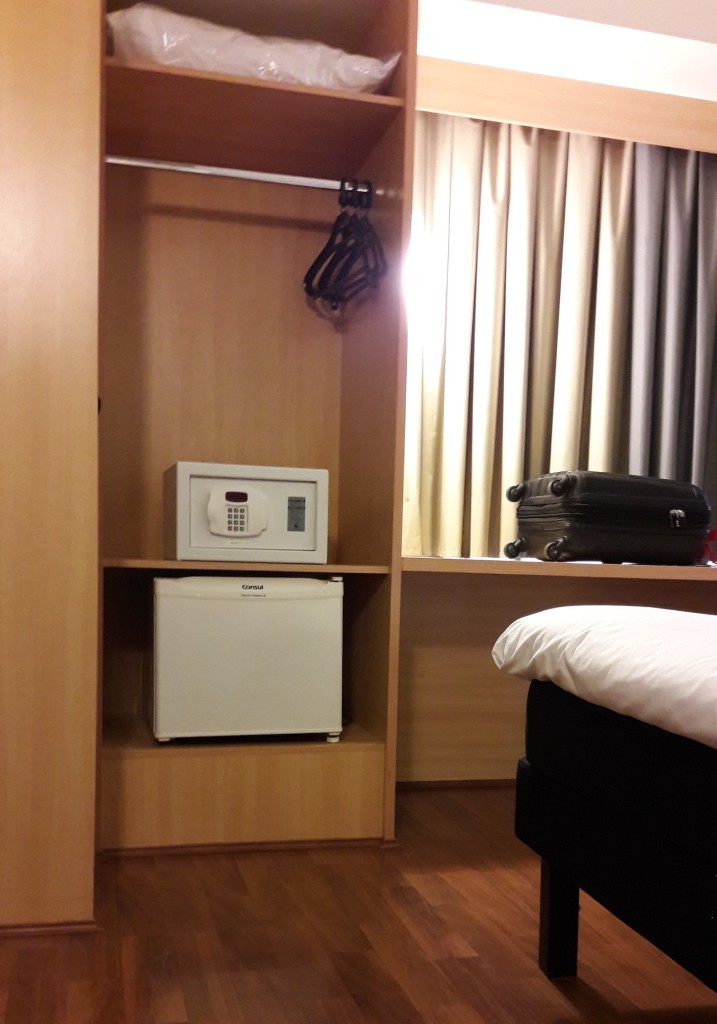 Foto do quarto, mostrando o armário