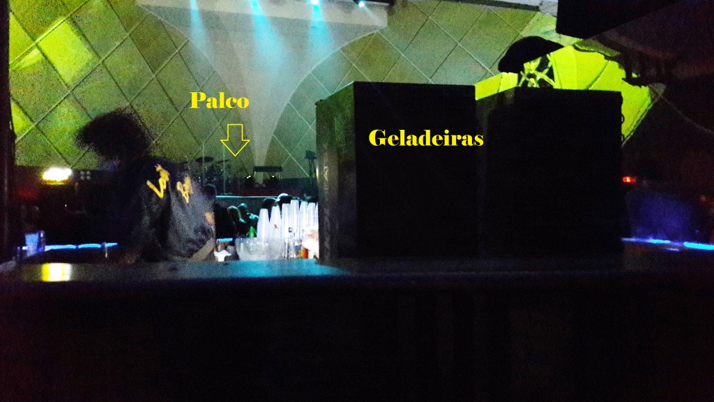 Esta foto foi tirada por mim com o celular. Registra aproximadamente a minha visão do palco, com as duas geladeiras à frente.
