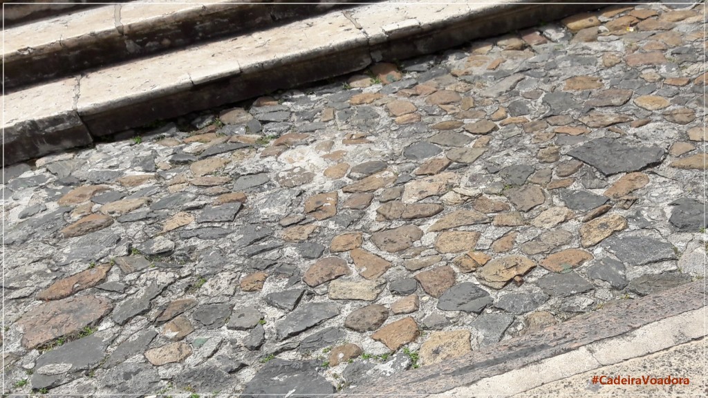 O calçamento das vias do Pelourinho foi feito com pedras denominadas "cabeça de nego", assentadas sobre areia. Elas são irregulares e causam muita trepidação.