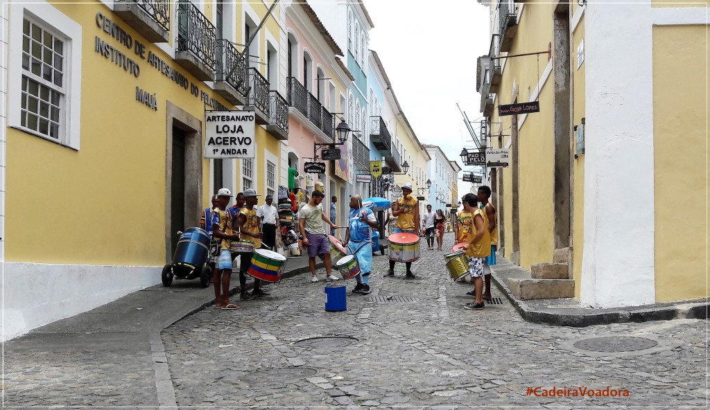 Descemos a Rua Gregório de Matos ao som contagiante da banda Swing do Pelô. Observe, do lado esquerdo, a calçada alargada.
