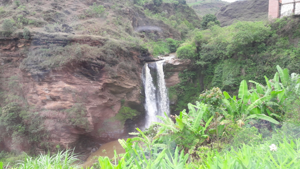 Uma das cachoeiras que avistamos durante a viagem.