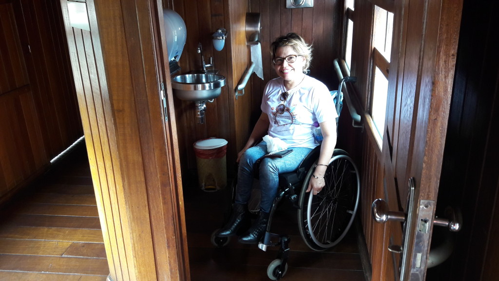 Amplo banheiro acessível no vagão adaptado.