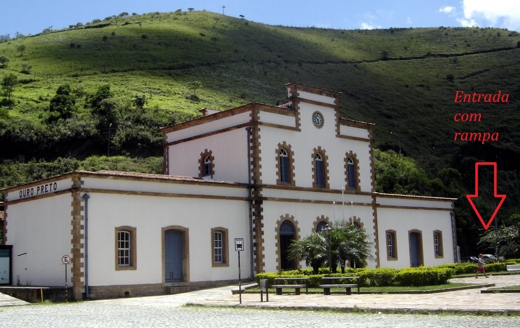 Esta é Estação Ferroviária de Ouro Preto. Com a seta, indico onde fica o portão com entrada sem degraus. (Foto de Rotizen Lage Reggian, retirado do Panoramio)