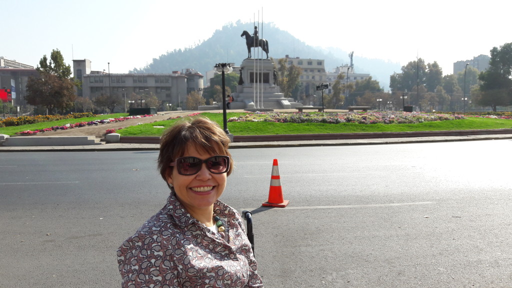 Estou na linda Praça Baquedano, em Santiago.
