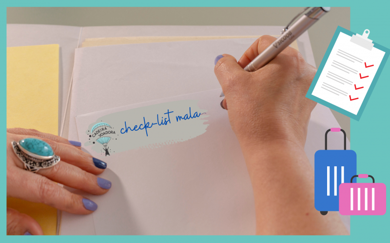 A foto mostra as mãos de Laura sobre uma folha de papel. Ela está segurando a folha com a mão esquerda, e escrevendo com a direita.