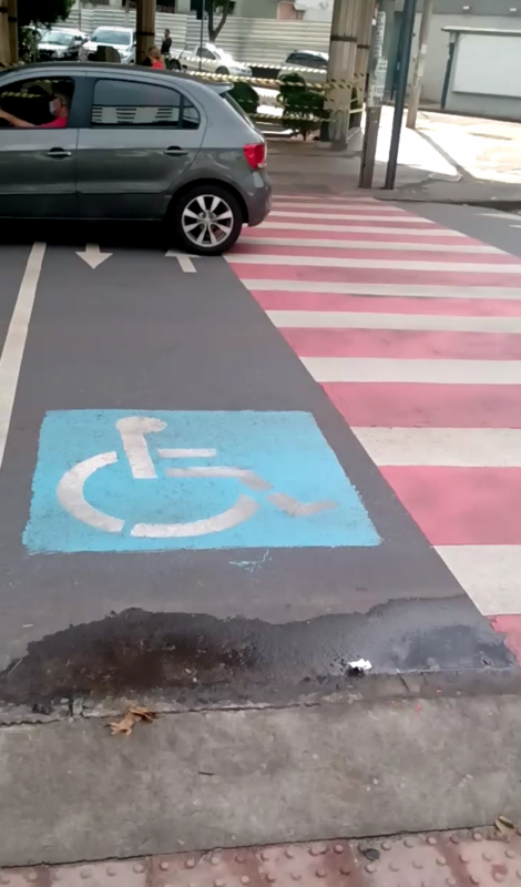 Faixa de pedestre considerada acessível pela reportagem da Globo. Ela tem o símbolo internacional de acesso pintado ao lado da faixa zebrada.