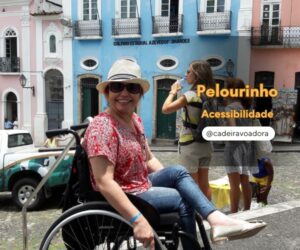 Foto de Laura em frente a alguns dos casarões do Pelourinho