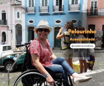 Foto de Laura em frente a alguns dos casarões do Pelourinho