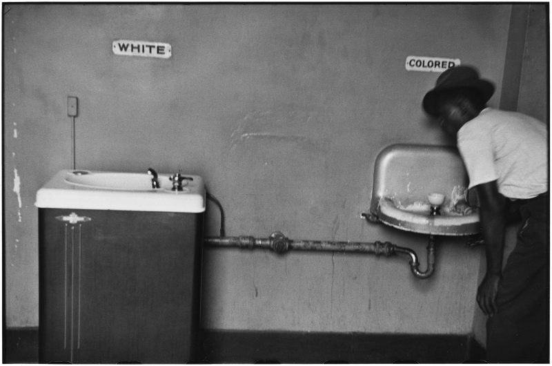Foto mostrando bebedouro separado para negros, nos EUA