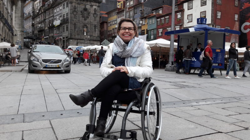 Cadeirante no inverno: Laura Martins está em Porto, com vestuário adequado para o inverno