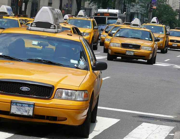 Táxis amarelos típicos de Manhattan. Foto de Ad Meskens, publicada com licença Creative Commons.